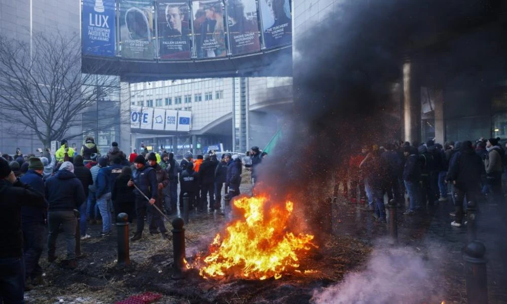 Οι αγρότες βάζουν "φωτιά" στις Βρυξέλλες: Έσπασαν τα κιγκλιδώματα - Με ρίψεις νερού απάντησε η αστυνομία - Δείτε Live